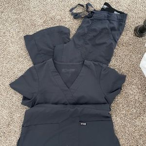 Size small greys anatomy scrubs in dark grey. Good shape!